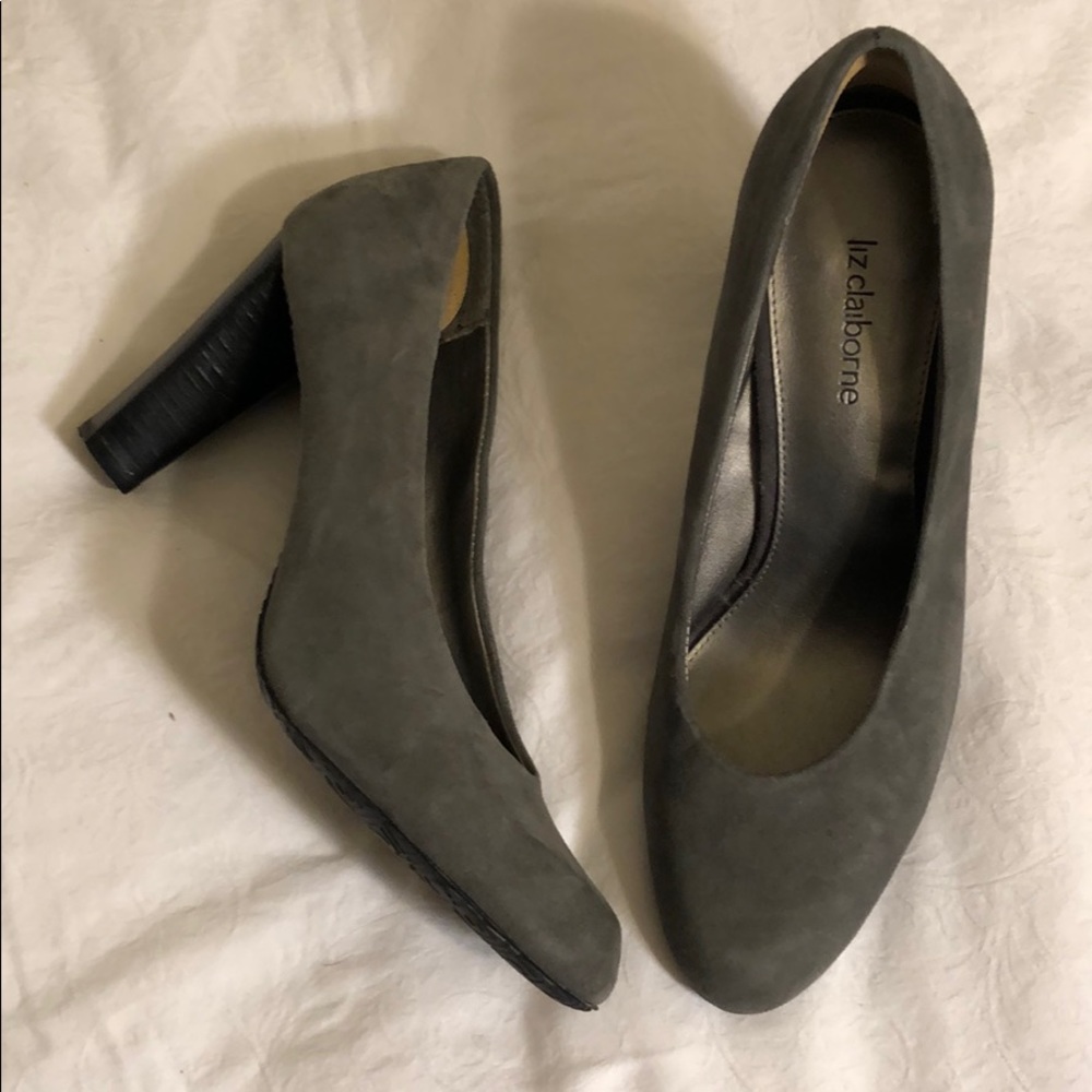 Grey pumps